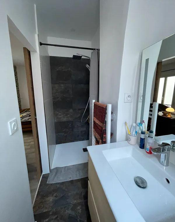 
                                                Location
                                                 Studio meublé 22m2 entièrement rénové Coulée verte