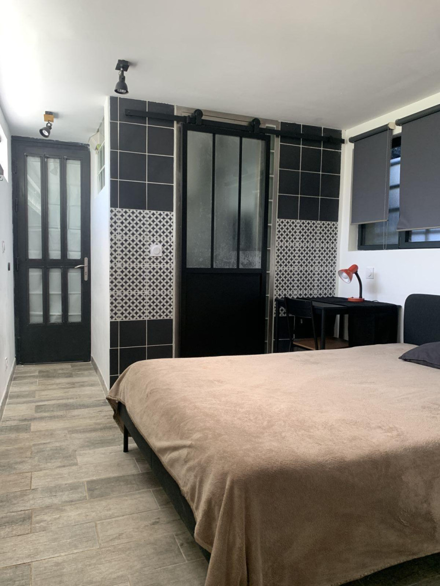 
                                                Colocation
                                                 Studio meublé 24m2 indépendant , refait à neuf