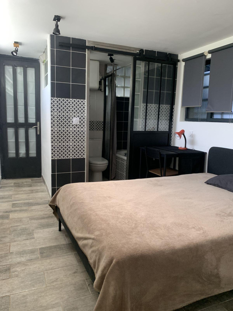 
                                                Colocation
                                                 Studio meublé 24m2 indépendant , refait à neuf