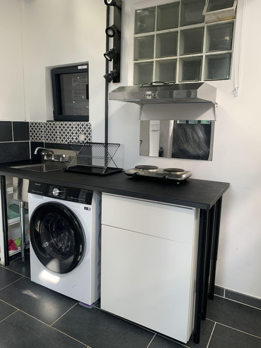 
                                                Colocation
                                                 Studio meublé 24m2 indépendant , refait à neuf