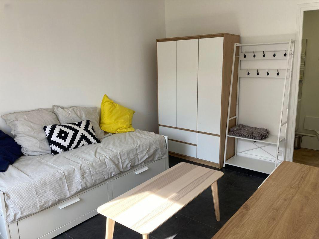 
                                                Location
                                                 Studio meublé 25 m2 refait à neuf