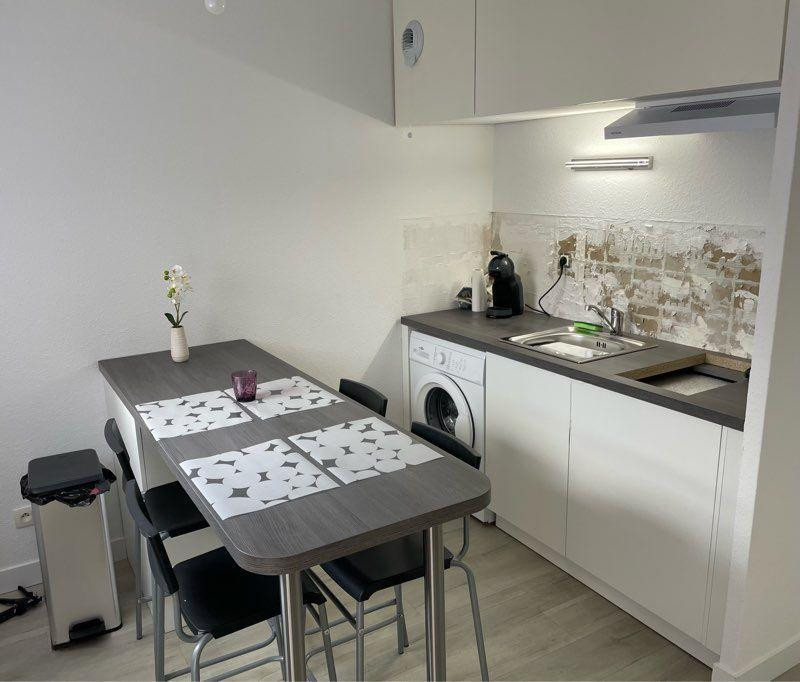 
                                                Location
                                                 Studio meublé 26m2 entièrement refait à neuf