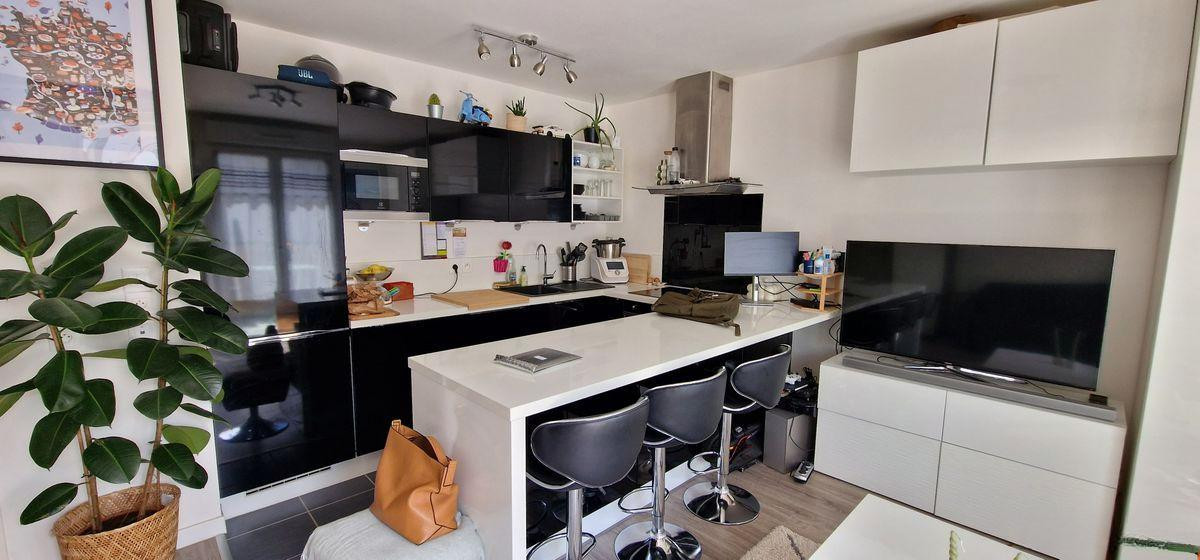 
                                                Location
                                                 Studio meublé 29 m² – Haut de Buc, calme, proche V