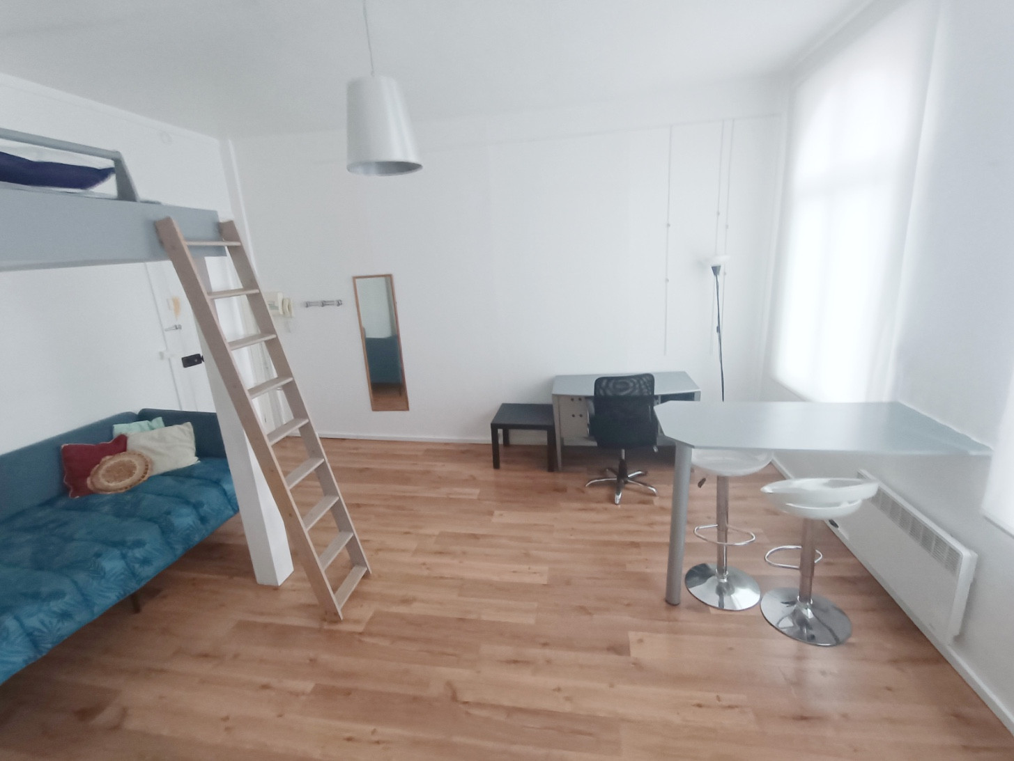 
                                                Location
                                                 Studio meublé à deux pas de la gare