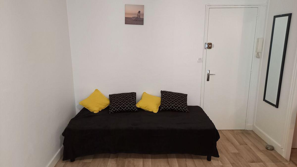 
                                                Location
                                                 STUDIO MEUBLEﾉ A LOUER Thabor-centre ville
