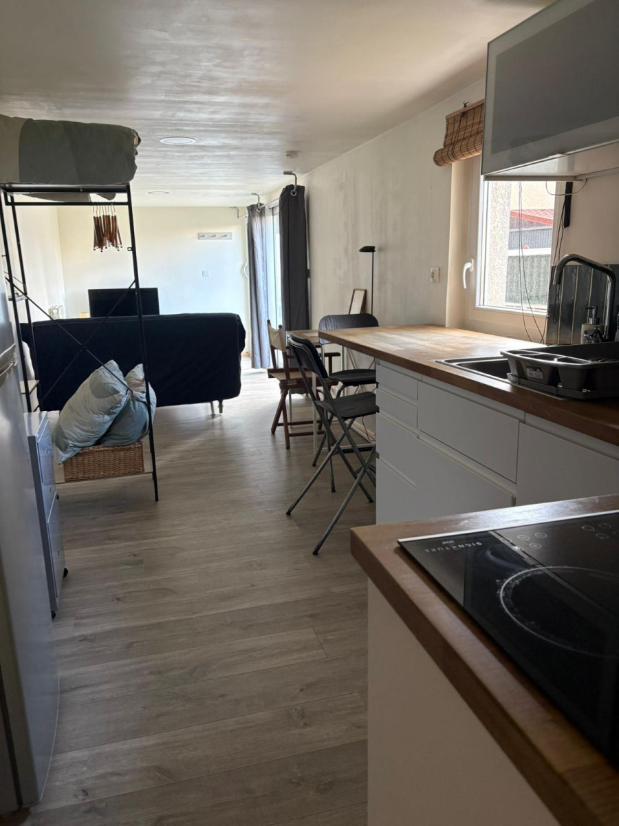 
                                                Location
                                                 Studio meublé au calme avec petit extérieur