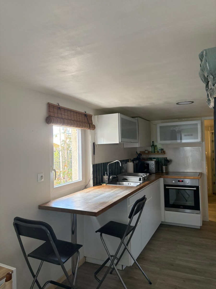 
                                                Location
                                                 Studio meublé au calme avec petit extérieur