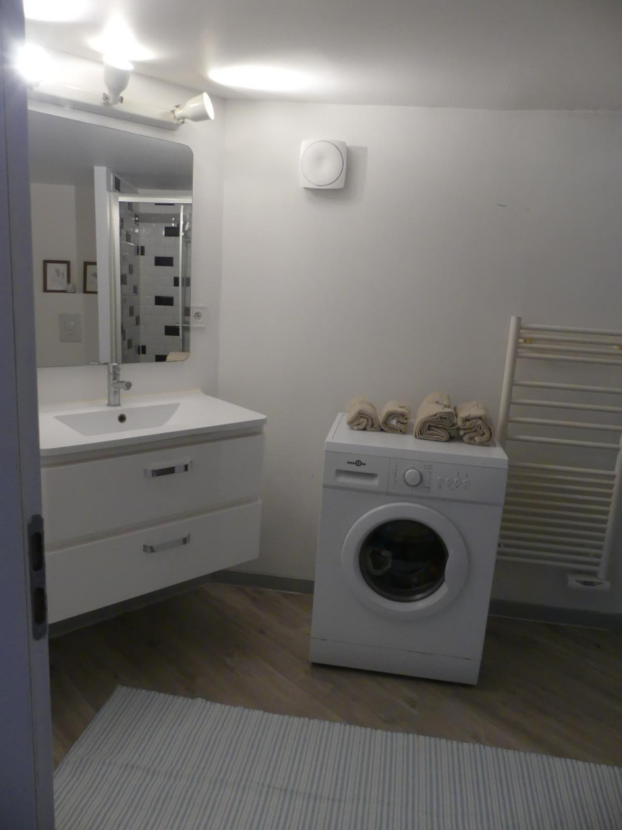 
                                                Location
                                                 Studio meublé au calme avec petit extérieur