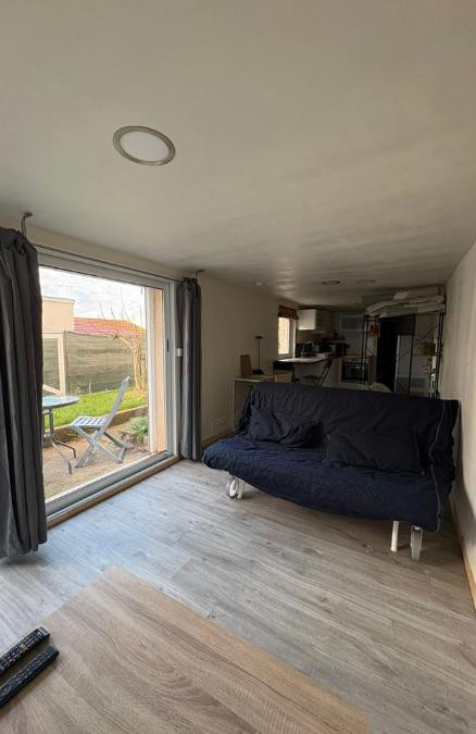 
                                                Location
                                                 Studio meublé au calme avec petit extérieur