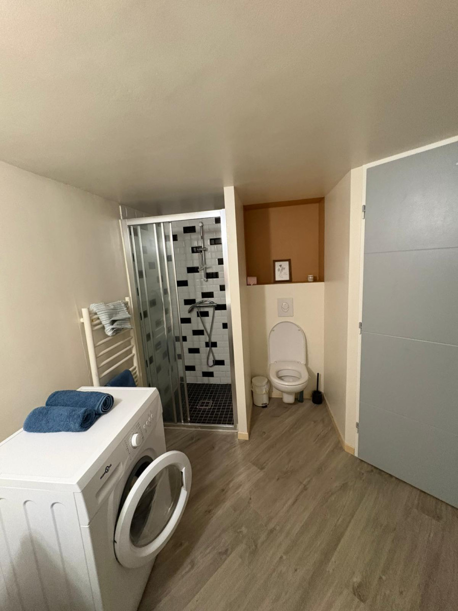 
                                                Location
                                                 Studio meublé au calme avec petit extérieur