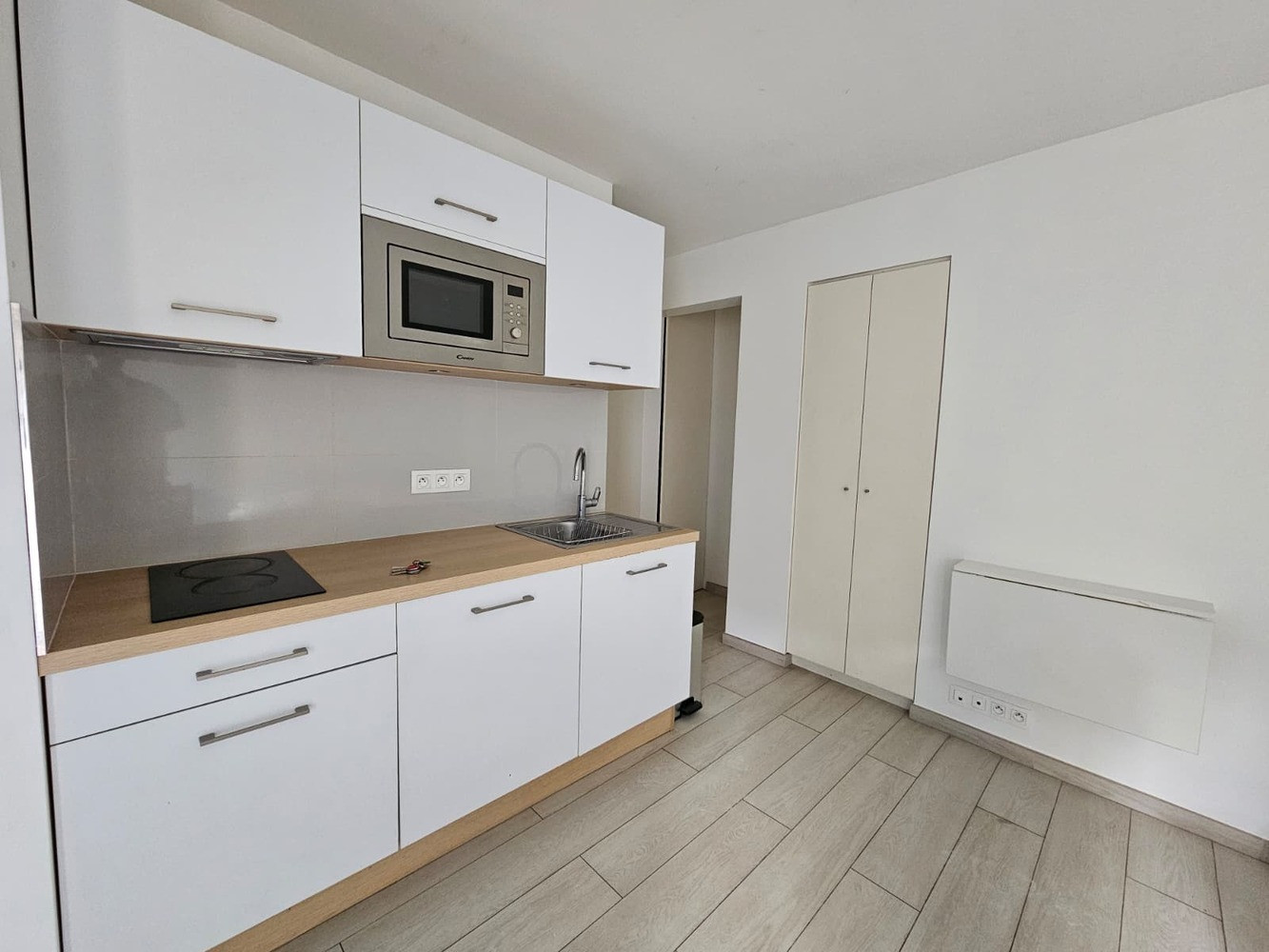 
                                                Location
                                                 Studio meublé avec balcon  – Disponible de su