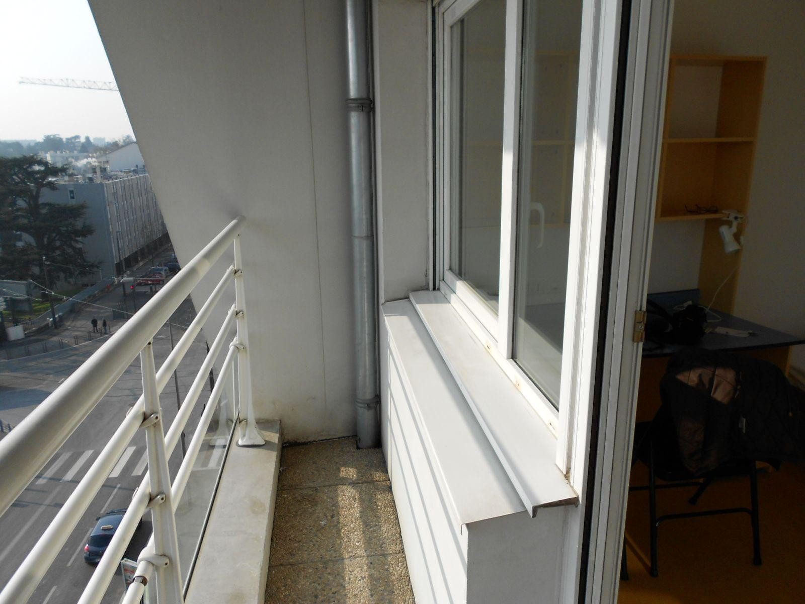 
                                                Location
                                                 Studio meublé avec balcon et parking sécurisé