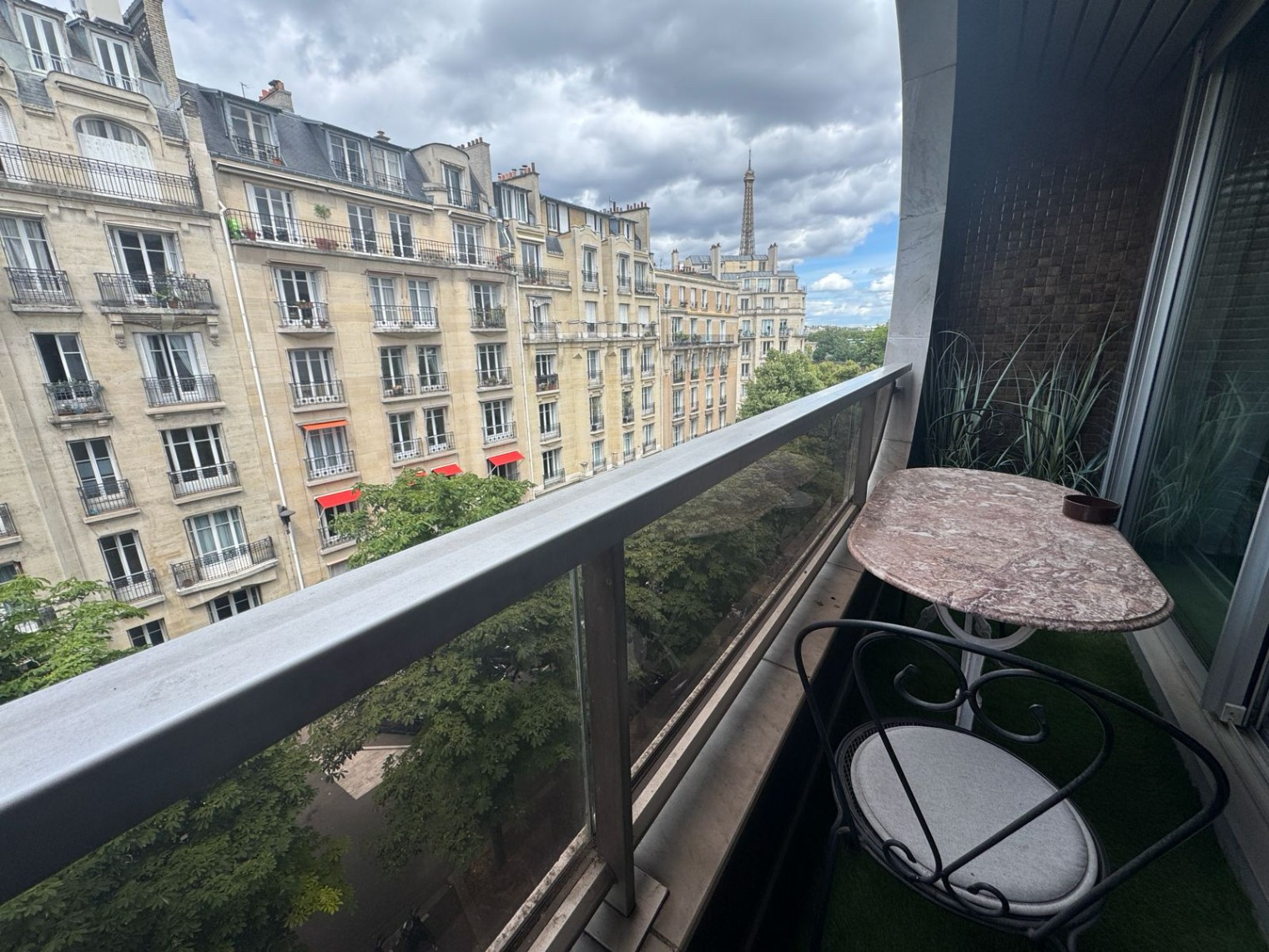
                                                Location
                                                 Studio meublé avec balcon et vue Tour Eiffel