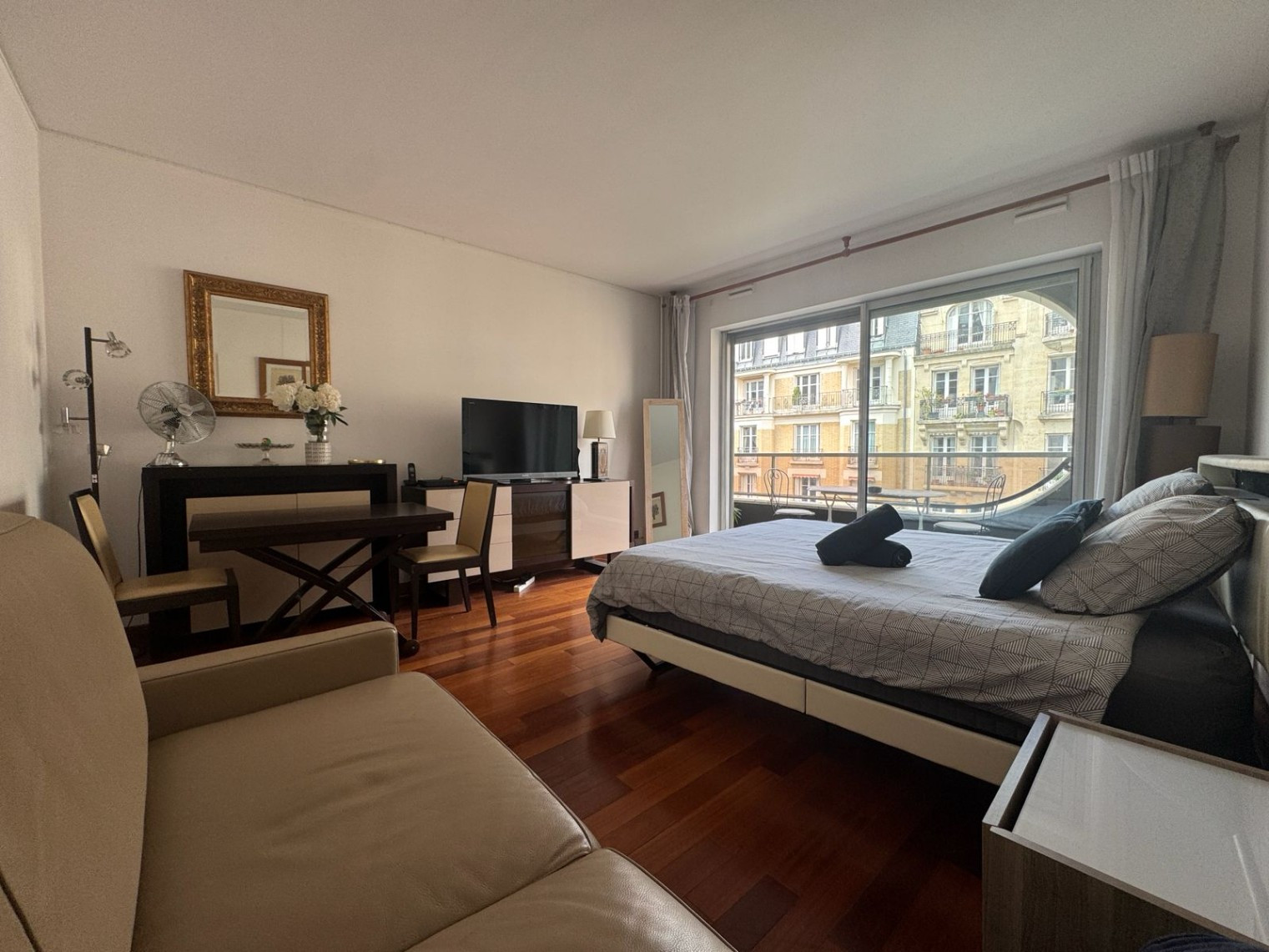 
                                                Location
                                                 Studio meublé avec balcon et vue Tour Eiffel
