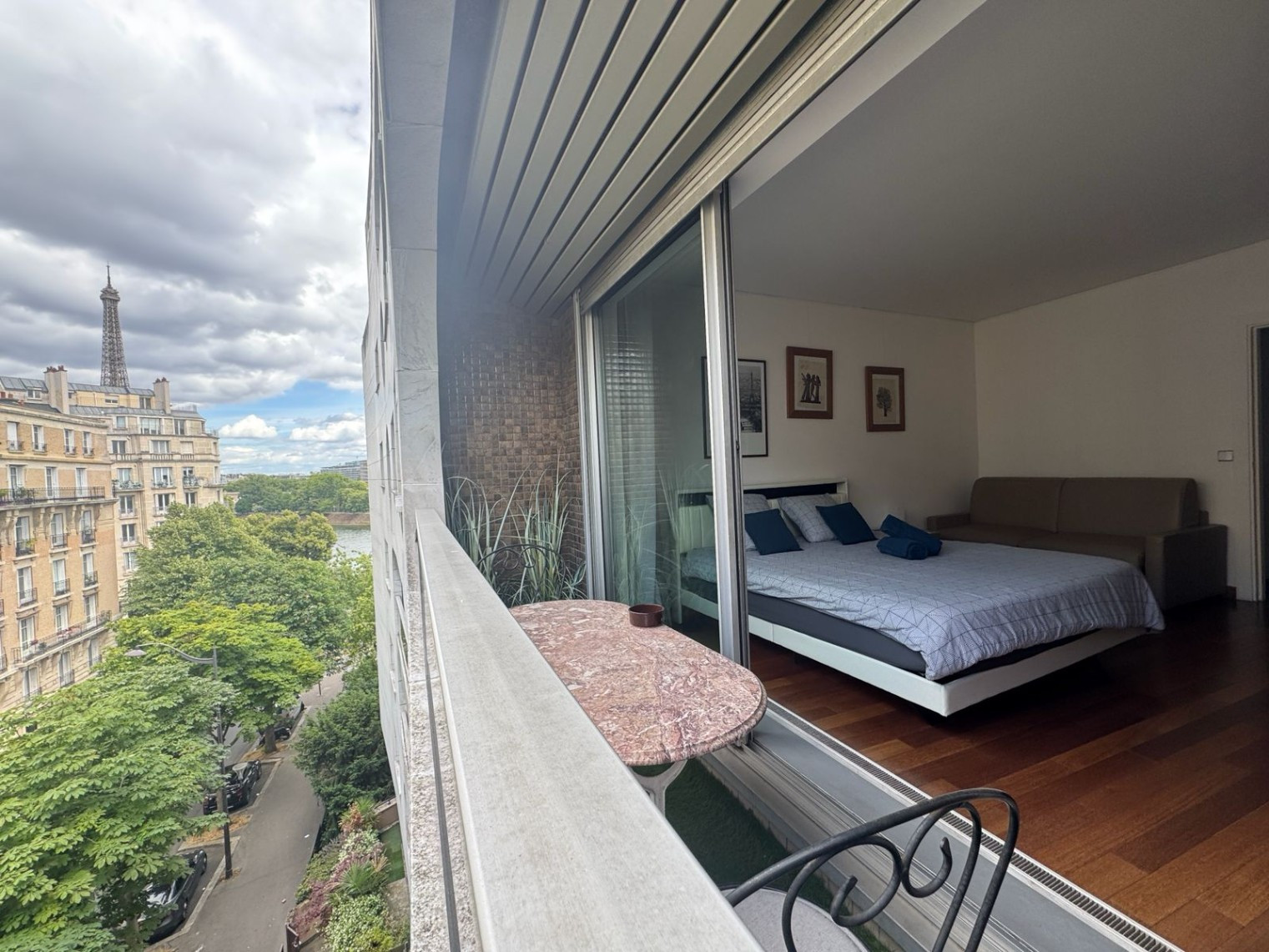 
                                                Location
                                                 Studio meublé avec balcon et vue Tour Eiffel