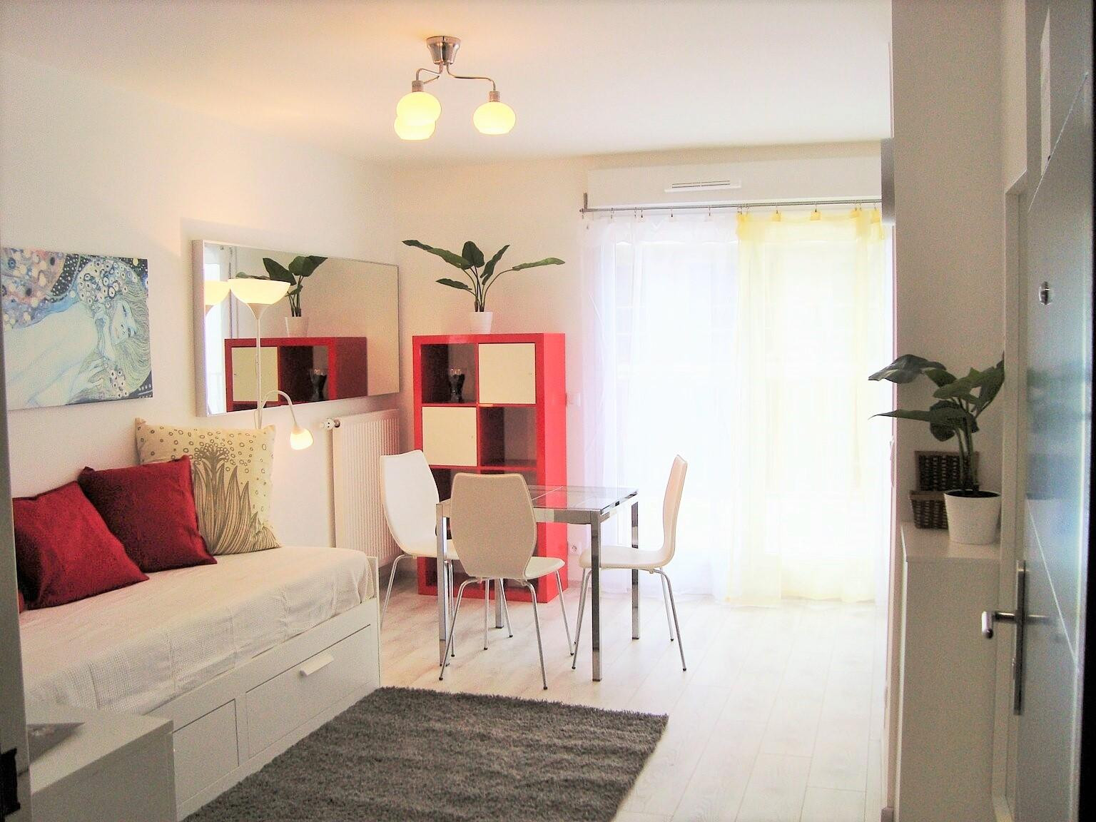 
                                                Location
                                                 Studio meublé avec grande terrasse à côté du RER