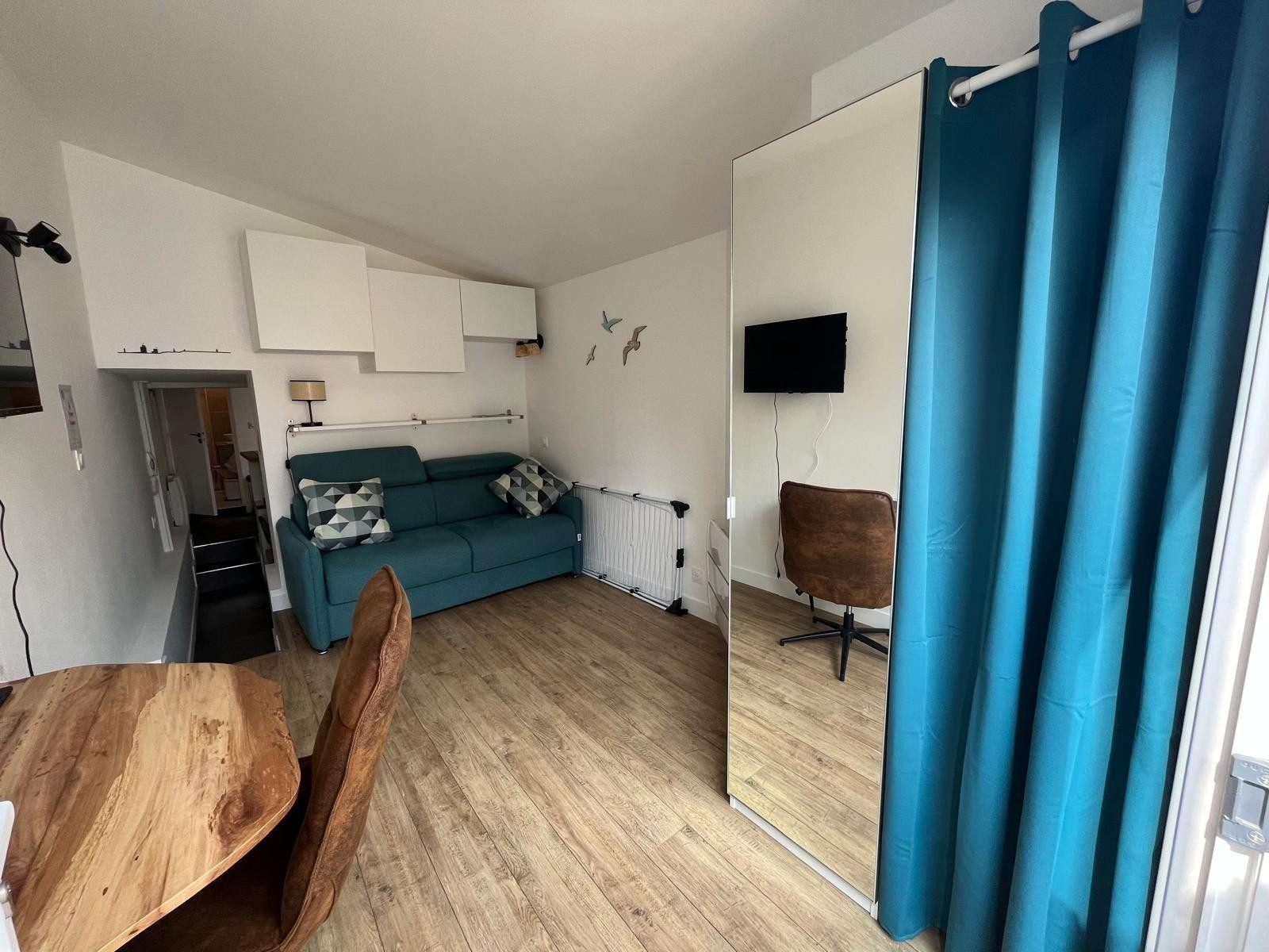 
                                                Location
                                                 Studio meublé avec grande terrasse à La Rochelle