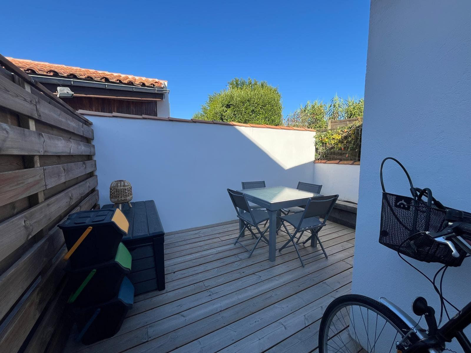 
                                                Location
                                                 Studio meublé avec grande terrasse à La Rochelle