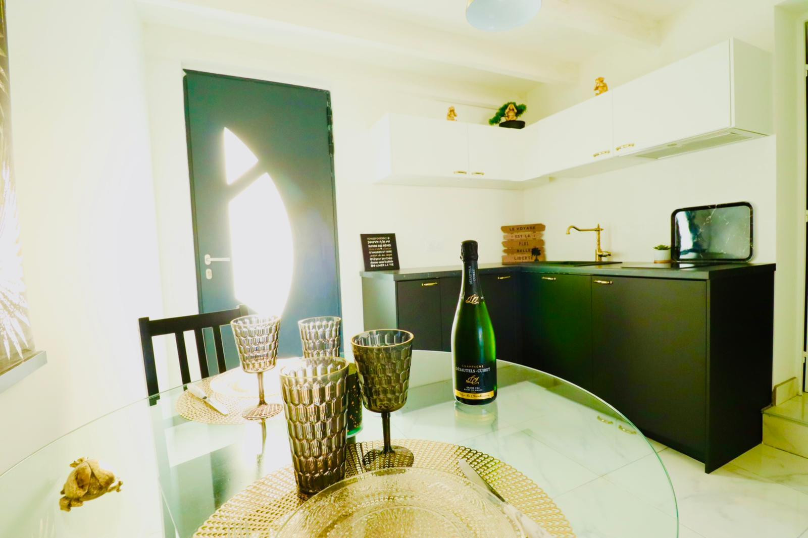 
                                                Location
                                                 Studio meublé avec jardin, piscine et parking