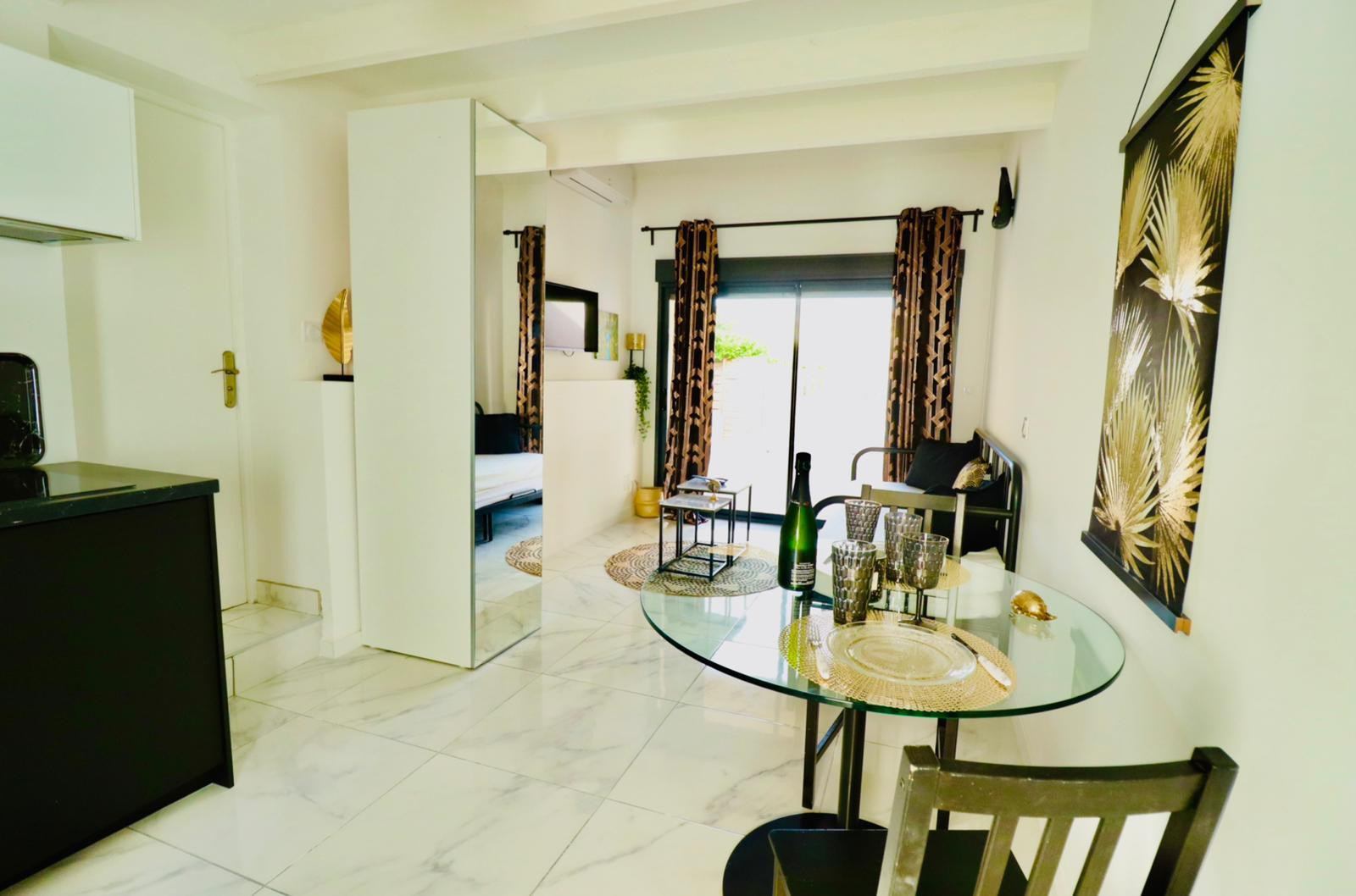 
                                                Location
                                                 Studio meublé avec jardin, piscine et parking