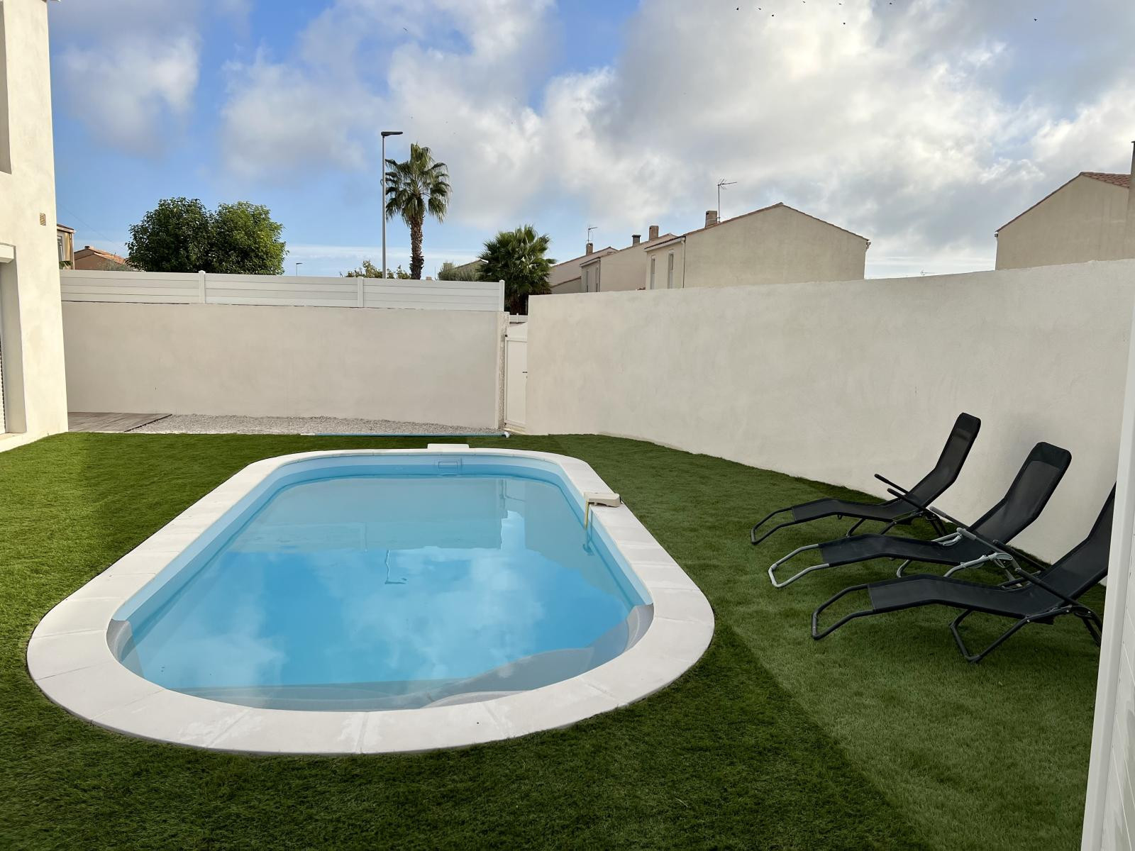 
                                                Location
                                                 Studio meublé avec jardin, piscine et parking