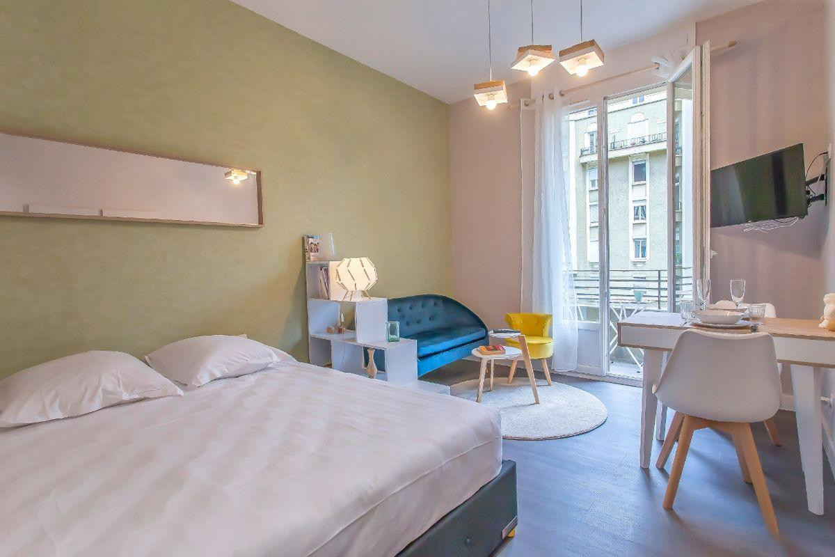 
                                                Location
                                                 Studio meublé avec kitchenette. Prix tout compris.