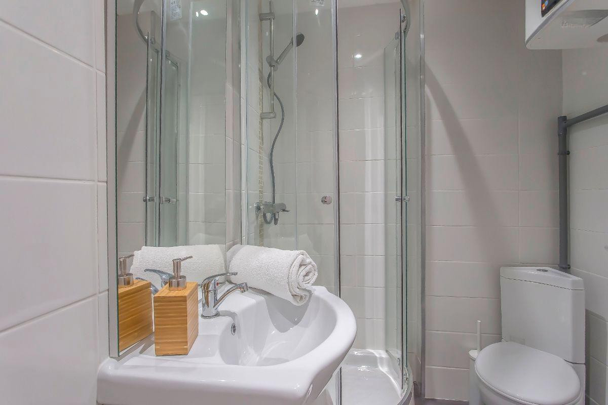 
                                                Location
                                                 Studio meublé avec kitchenette. Prix tout compris.