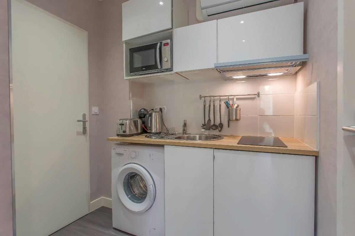 
                                                Location
                                                 Studio meublé avec kitchenette. Prix tout compris.
