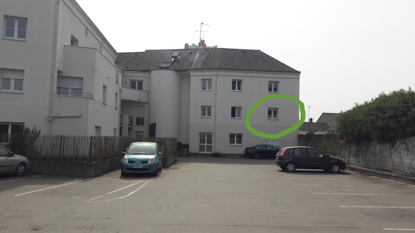 
                                                Location
                                                 Studio meublé avec place de parking au sous-sol