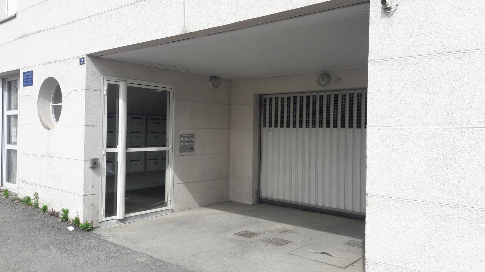 
                                                Location
                                                 Studio meublé avec place de parking au sous-sol