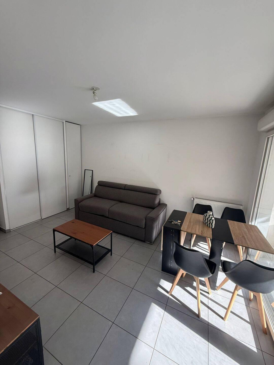 
                                                Location
                                                 Studio meublé avec terrasse