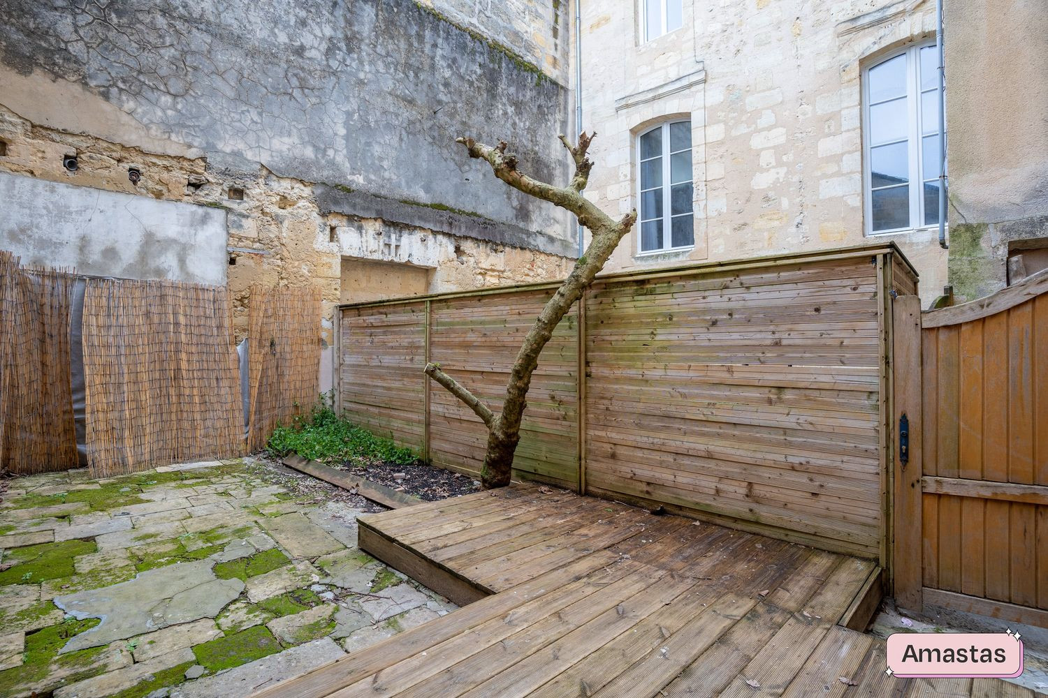 
                                                Location
                                                 Studio meublé avec terrasse et jardin - Quartier Capucins