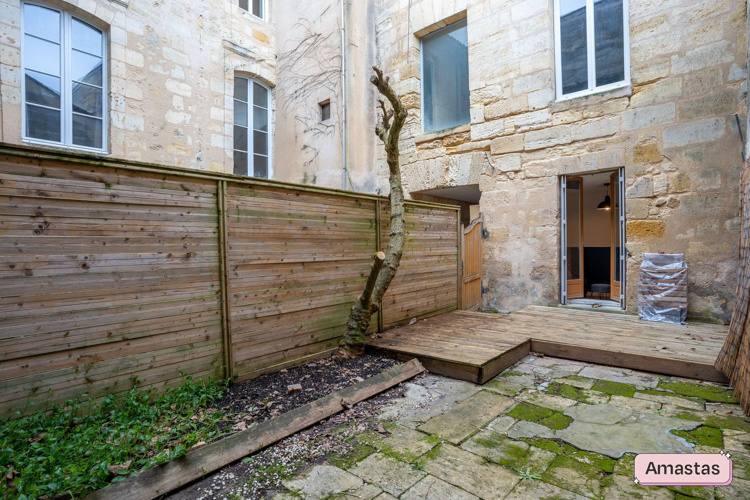 
                                                Location
                                                 Studio meublé avec terrasse et jardin - Quartier Capucins