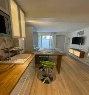 
                                                Location
                                                 Studio meublé avec terrasse privée