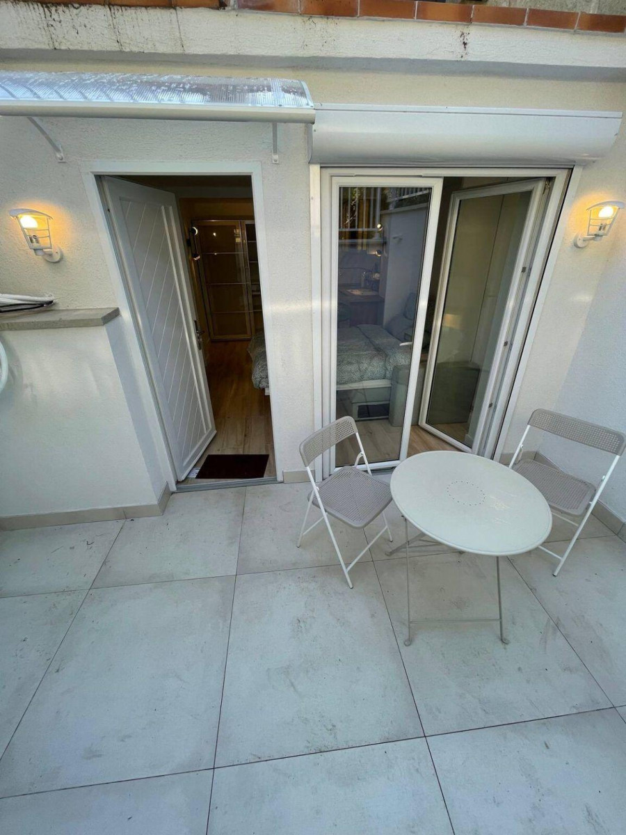 
                                                Location
                                                 Studio meublé avec terrasse privée