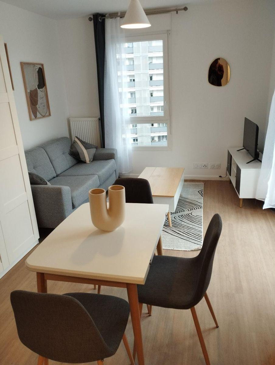 
                                                Location
                                                 Studio meublé bien agencé avec terrasse spacieuse