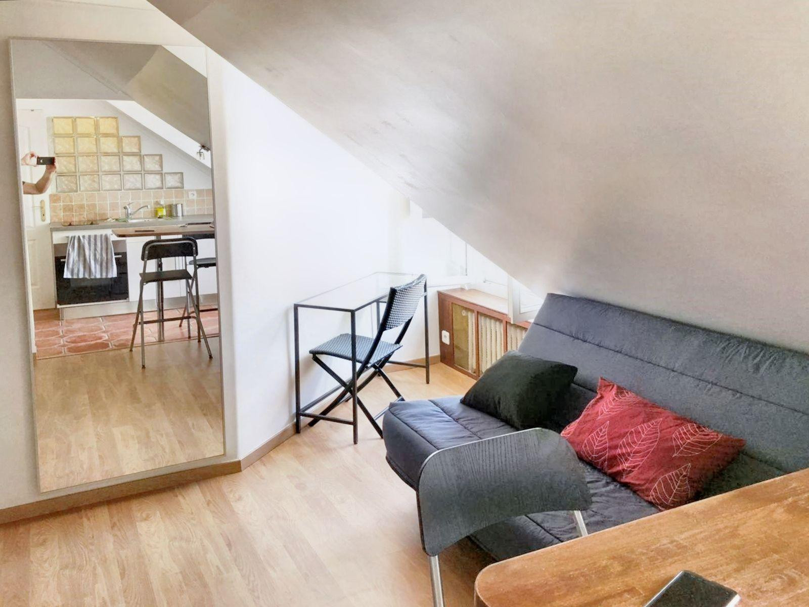 
                                                Location
                                                 Studio meublé. Boulevard Gouvion Saint Cyr.