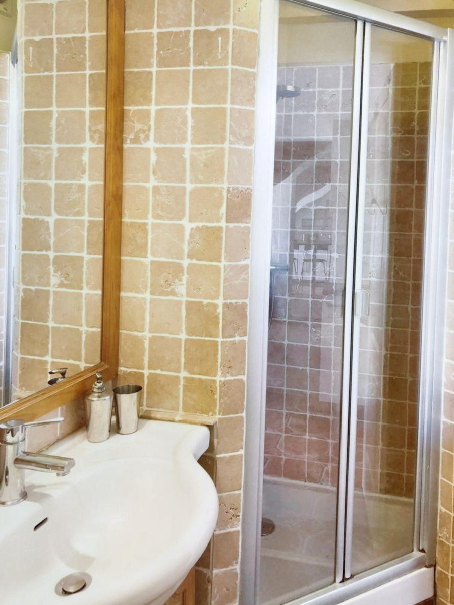 
                                                Location
                                                 Studio meublé. Boulevard Gouvion Saint Cyr.