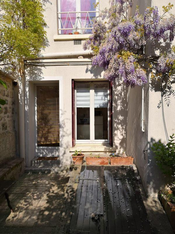 
                                                Location
                                                 Studio meublé chauffage compris. 18M2