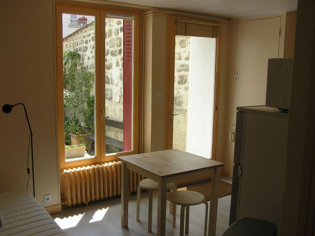 
                                                Location
                                                 Studio meublé chauffage compris. 18M2