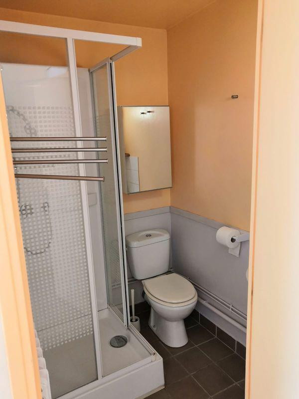 
                                                Location
                                                 Studio meublé chauffage compris. 18M2