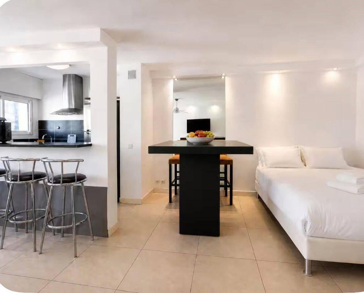 
                                                Location
                                                 Studio meublé climatisé – Cannes centre