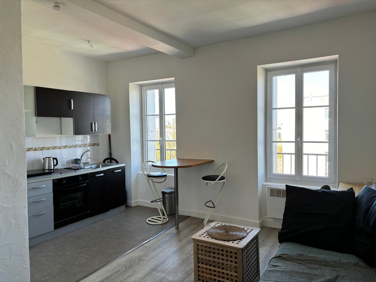 
                                                Location
                                                 Studio meublé confortable
