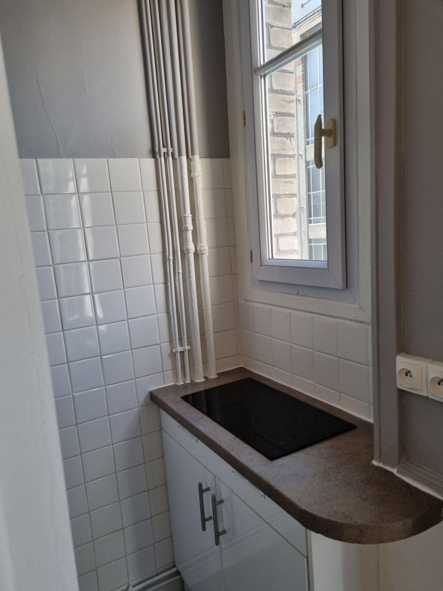 
                                                Location
                                                 Studio meublé confortable et lumineux.