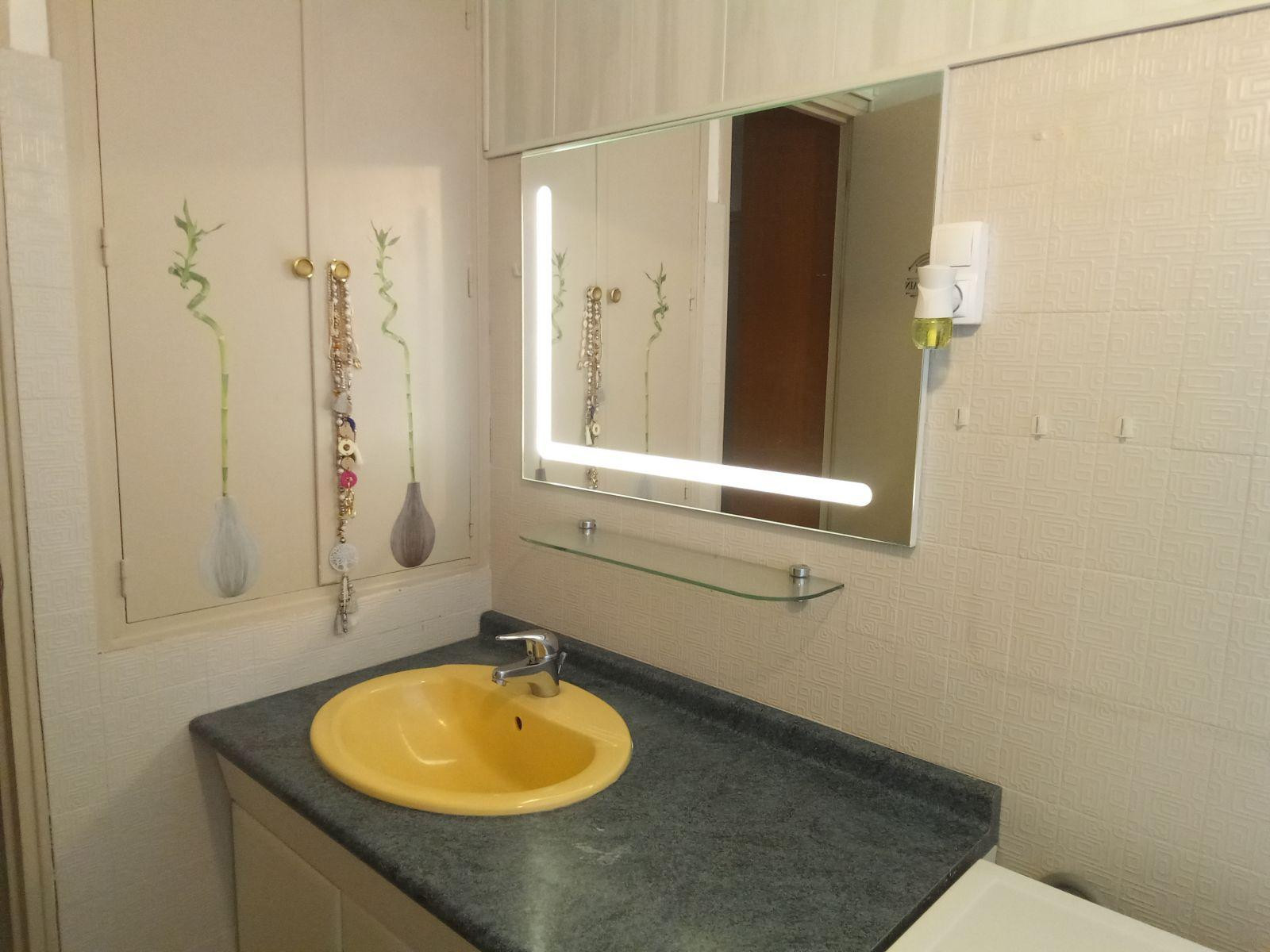 
                                                Location
                                                 Studio meublé dans immeuble très calme