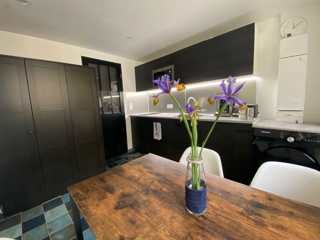
                                                Location
                                                 Studio meublé dans un quartier calme résidentiel