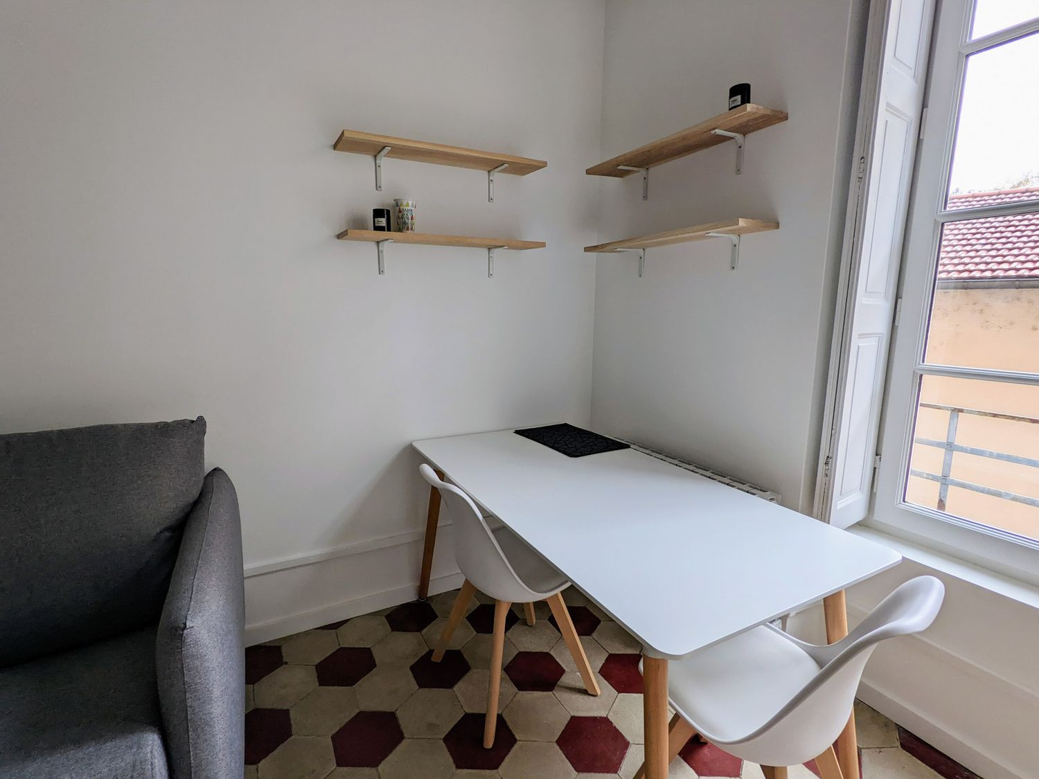 
                                                Location
                                                 STUDIO MEUBLE DE 19M2 SUR LYON 9