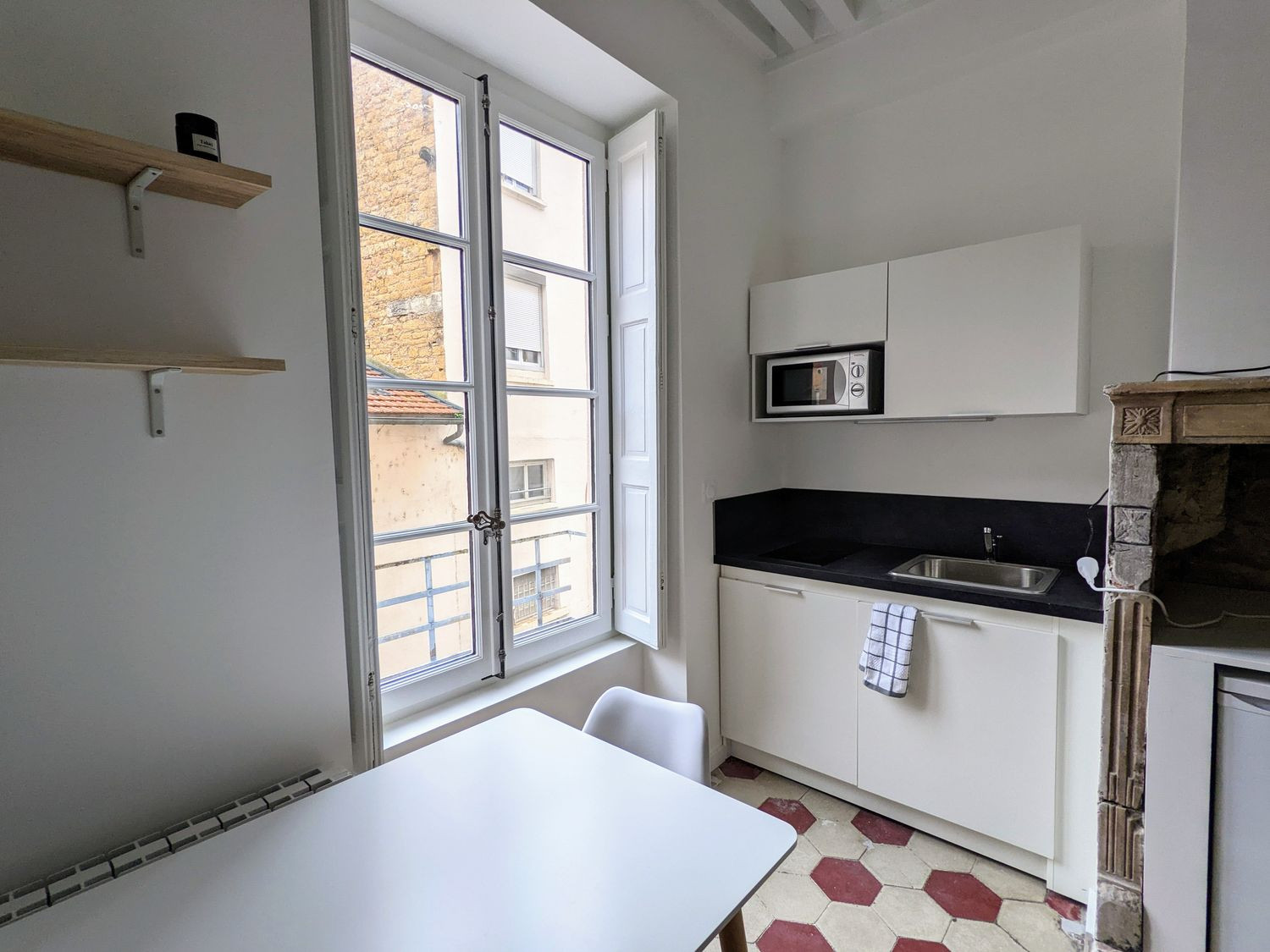 
                                                Location
                                                 STUDIO MEUBLE DE 19M2 SUR LYON 9