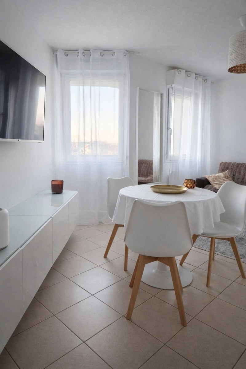 
                                                Location
                                                 Studio Meublé de 26 m² avec Parking