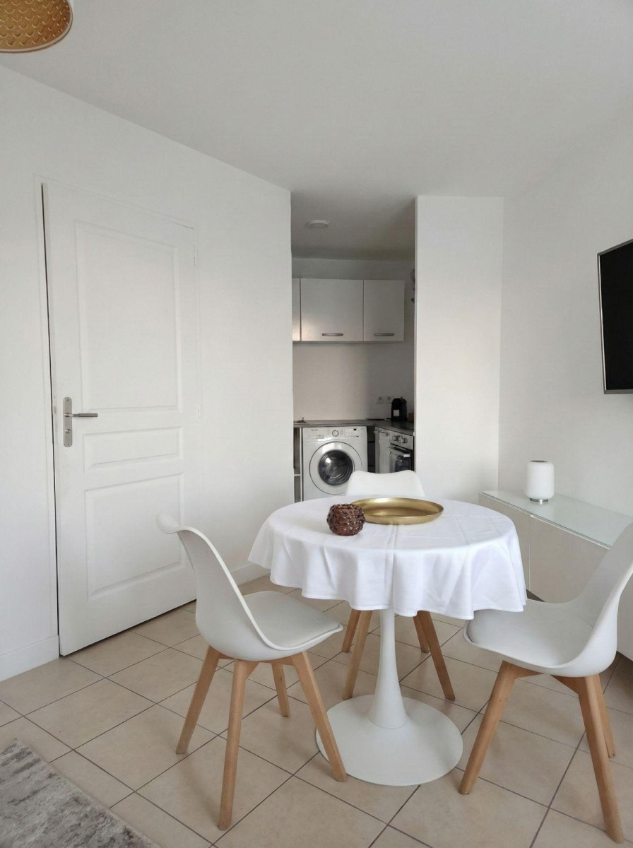 
                                                Location
                                                 Studio Meublé de 26 m² avec Parking